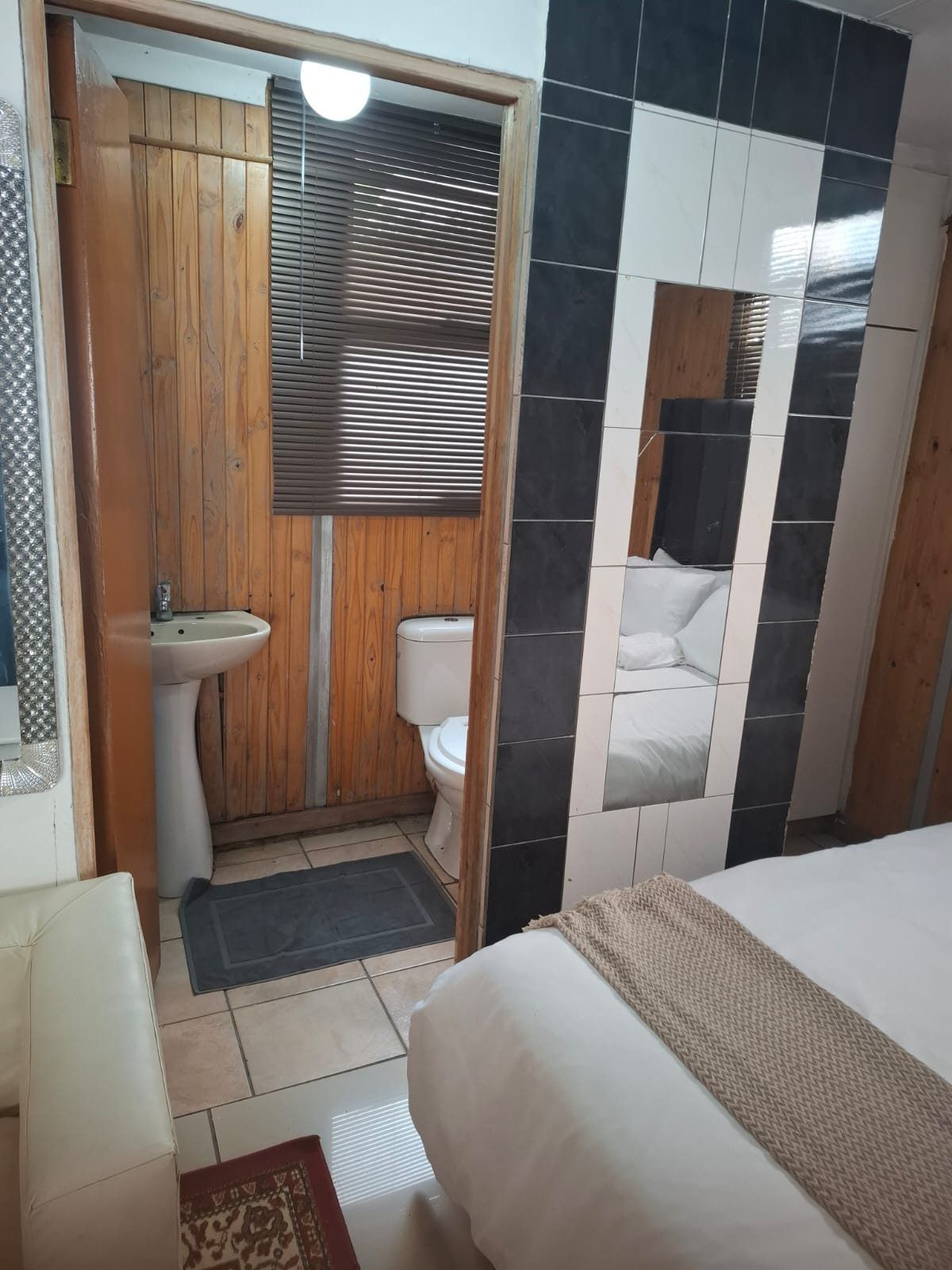 Private ensuite bathroom at Ubuntu Kraal Backpackers