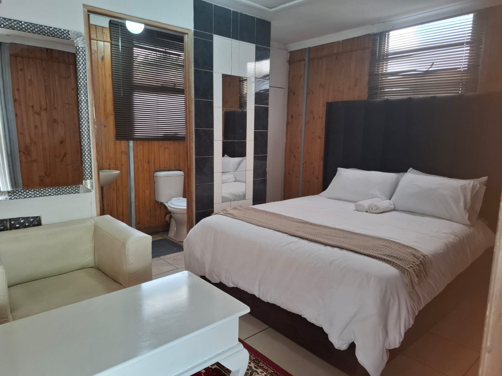 Room with lounge seating at Ubuntu Kraal Backpackers in Soweto